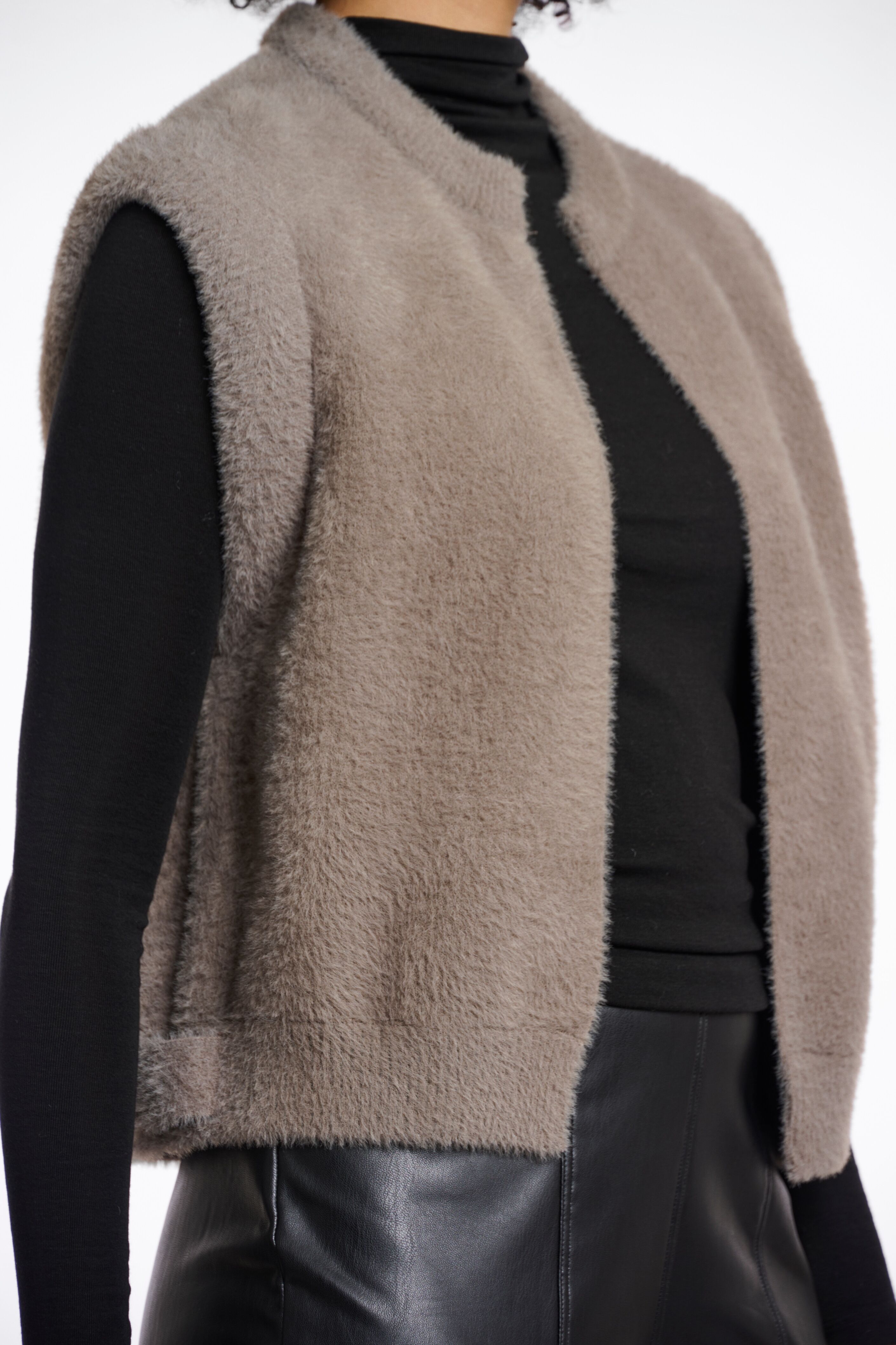 Strickweste RINO & PELLE "ELONA", Damen, Gr. S (36), grau (taupe), Bouclé, Obermaterial: 59% Polyamid, 26% Polyester, 15% Viskose, unifarben, regular fit taillenbedeckt, Westen Strickweste, mit breiten Bündchen taupe S (36)