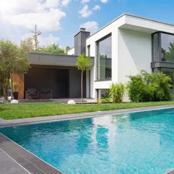 Pool-Systems Infinity® Bay 3,5x8,0m Pool mit Überlauf | Überlauf-Schwimmbecken: Fertig montiert, verrohrt und verkabelt