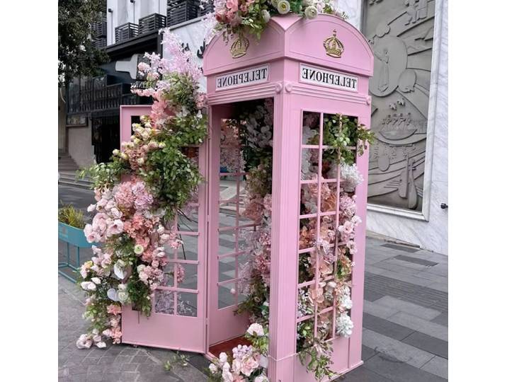Cabine téléphonique londonienne rose fleurie, style antique britannique, nouvelle installation artistique, en promotion