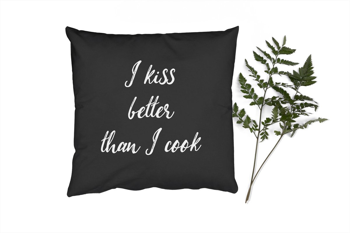 PillowMonkey Sierkussen met Quote I kiss better than I cook, 60 x 60 cm