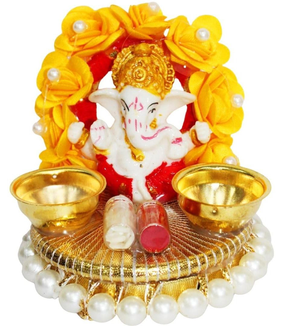 Lord Ganesha Beeld met Dubbele Gouden Diya Houders en Gele Bloemenboog voor op tafel