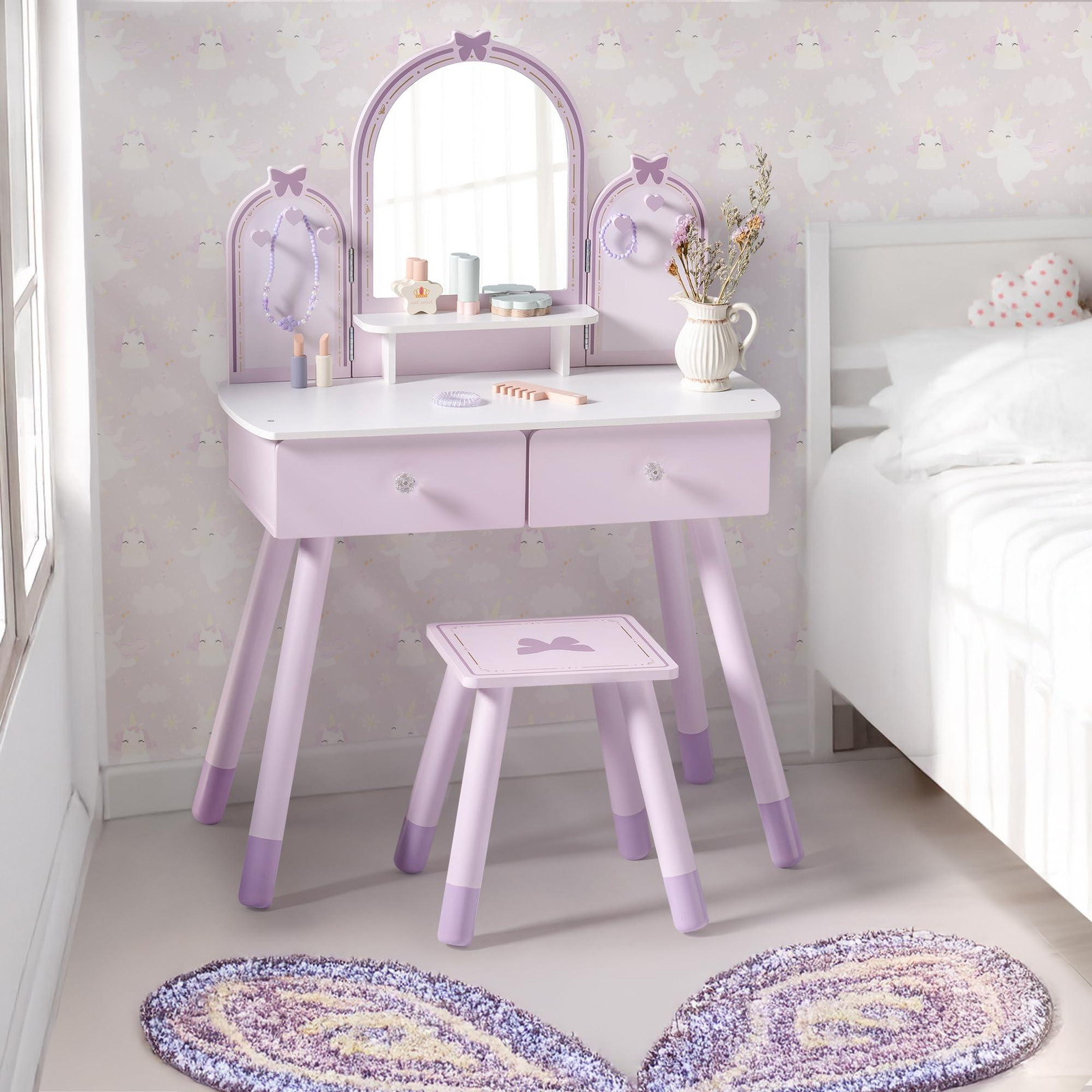 Robuste houten kindertafel met kruk, spiegel en accessoires