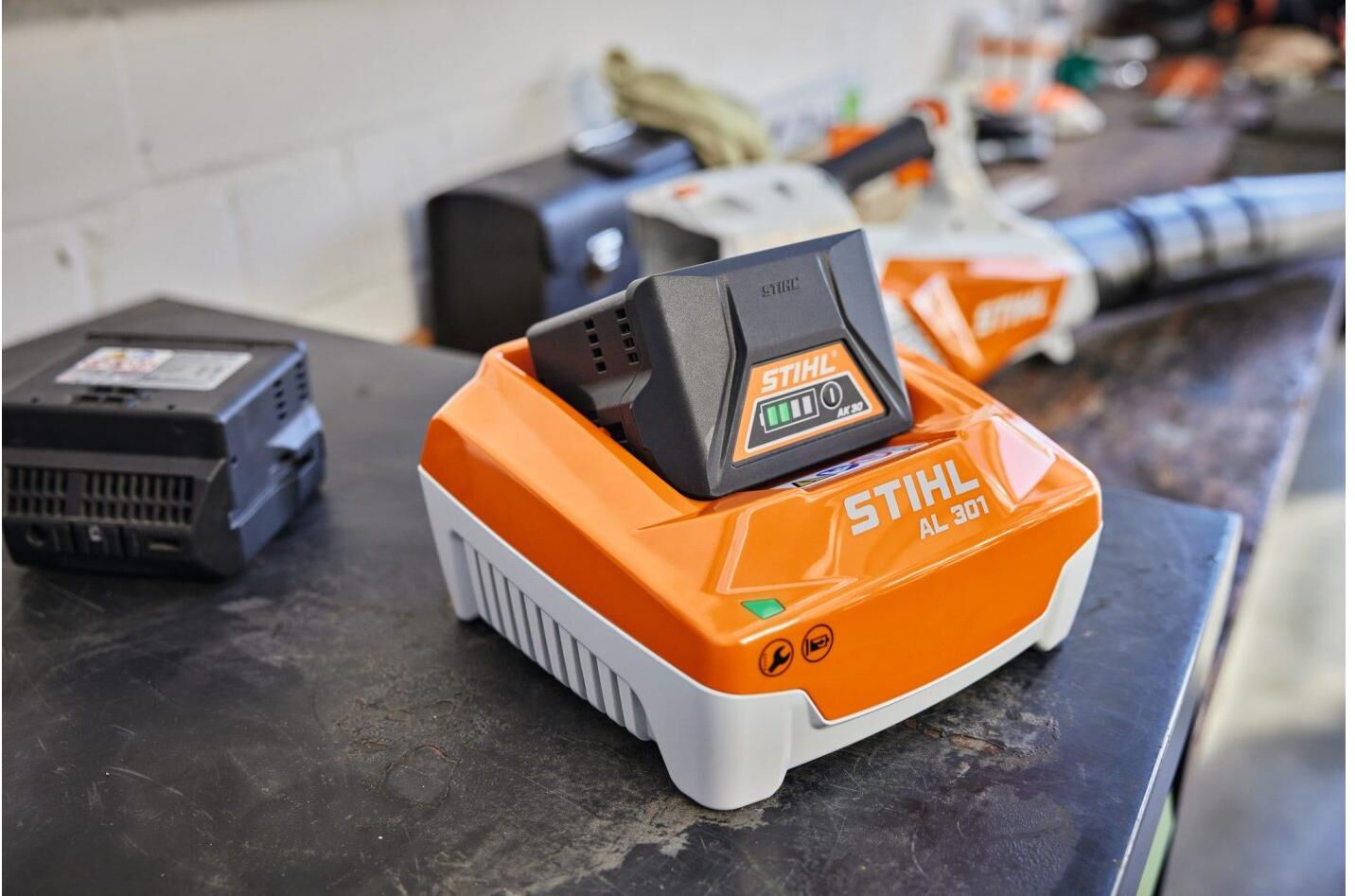 Batterie-Ladegerät STIHL "Stihl AL 301", orange (bunt), Ladegeräte, Batterie-Ladegerät bunt Einheitsgröße
