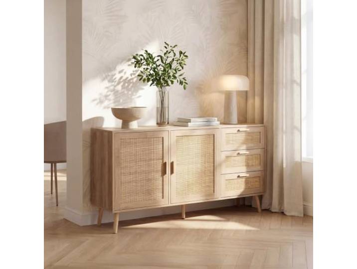 KLAST Anrichte 148 aus weißem Holz und natürlichem Rattan, mit 2 Türen und 3 Schubladen, um Platz und Stil zu optimieren. Verankerung empfohlen.