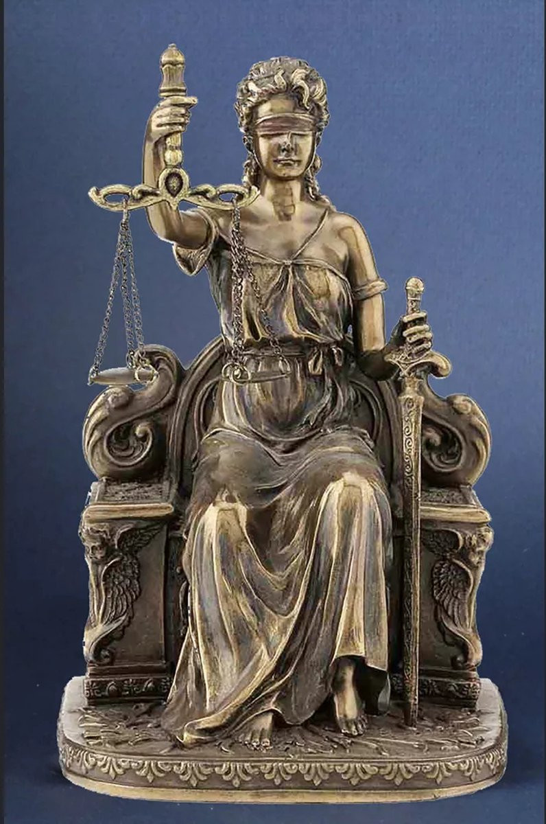 Zittend beeld Vrouwe Justitia van Parastone voor op tafel