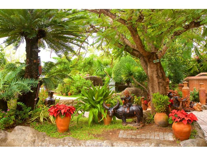 Papermoon GARTEN-KERAMIK STATUEN VIETNAM PARK CHAMTÜRME BLUMEN