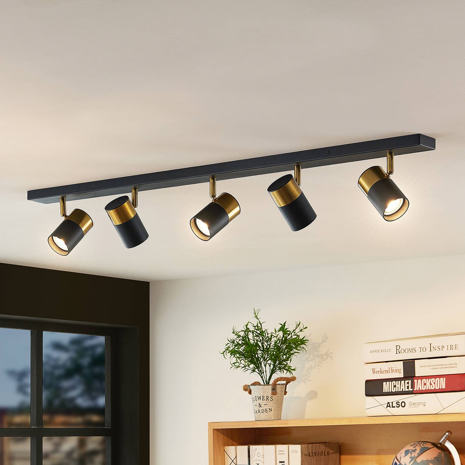 Arcchio Deckenstrahler Evaro, schwarz/gold, 5-flg., GU10 Evaro Arcchio, dimmbar, schwarz, für Wohn- / Esszimmer, Metall, Modern