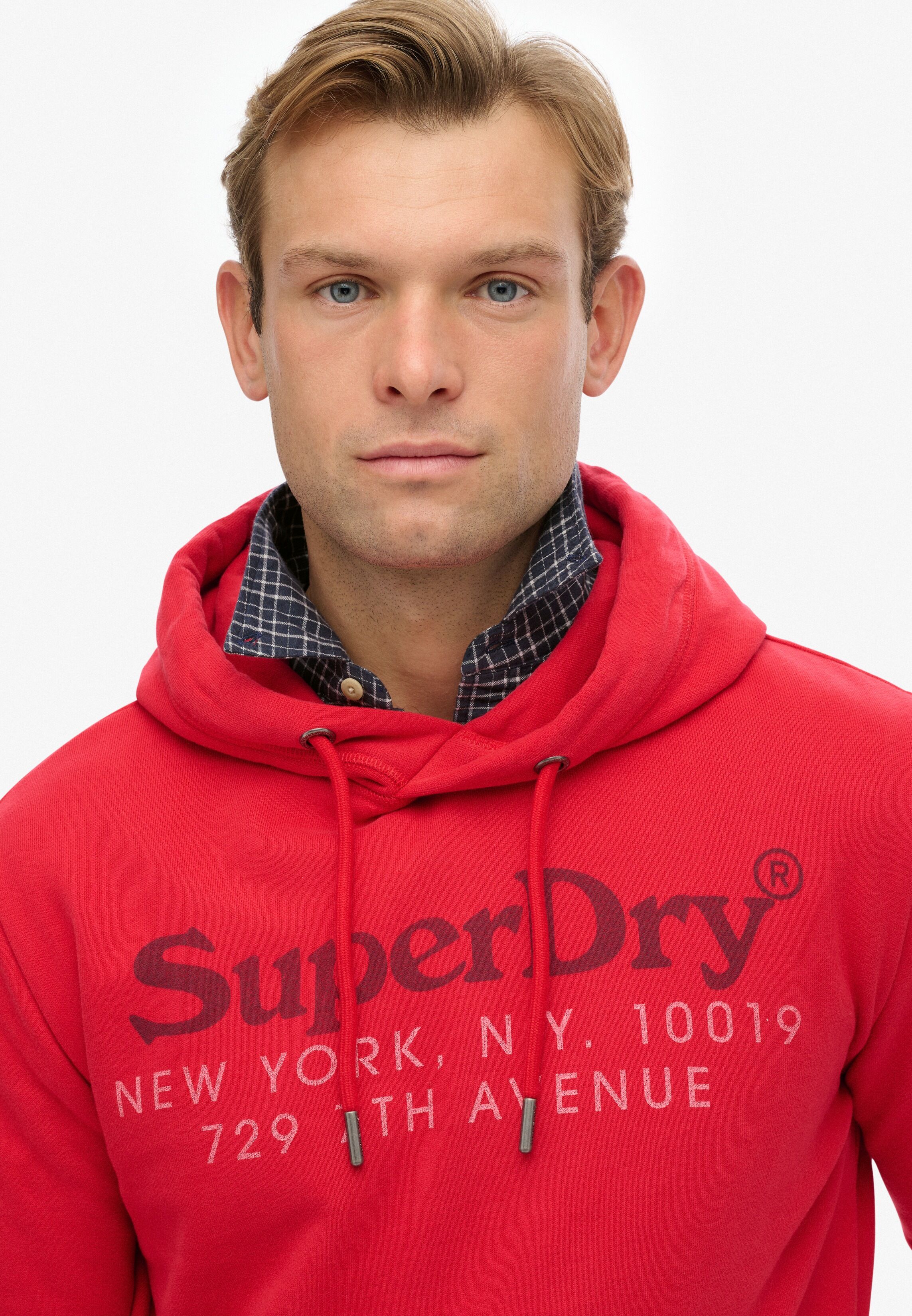 Kapuzensweatshirt SUPERDRY "NY VENUE HOOD", Herren, Gr. M, rot (indiana rot), angeraute Sweatware, Obermaterial: 80% Baumwolle, 20% Polyester, bedruckt, relaxed fit, Rundhals, Rippbündchen, Sweatshirts Kapuzensweatshirt