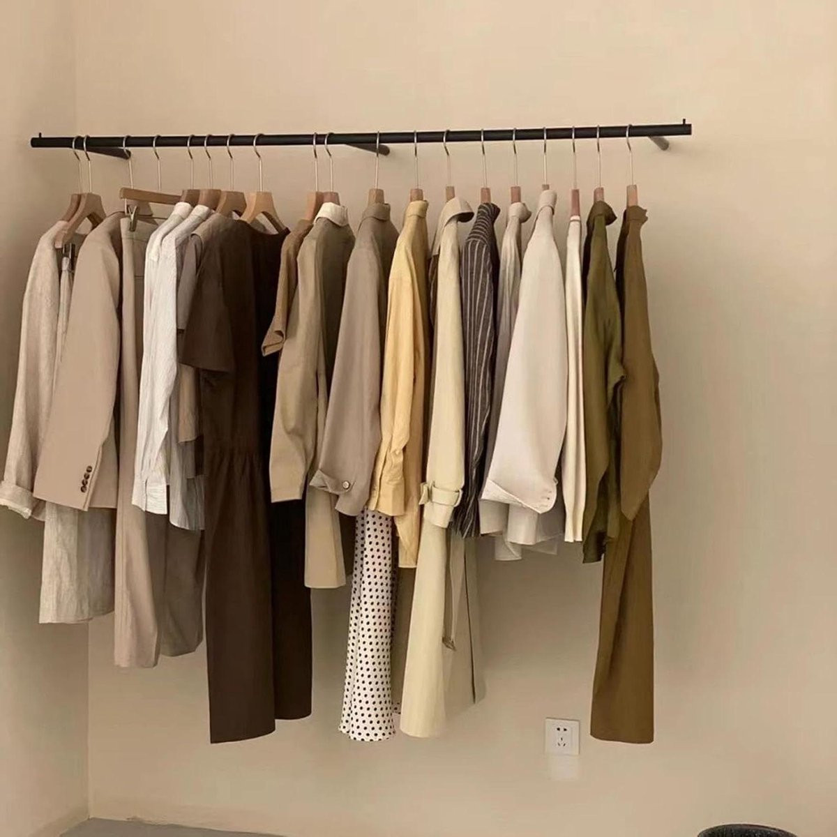 Industriële wandkapstok en kledingstang in zwart ijzer voor in de slaapkamer, hal of woonkamer
