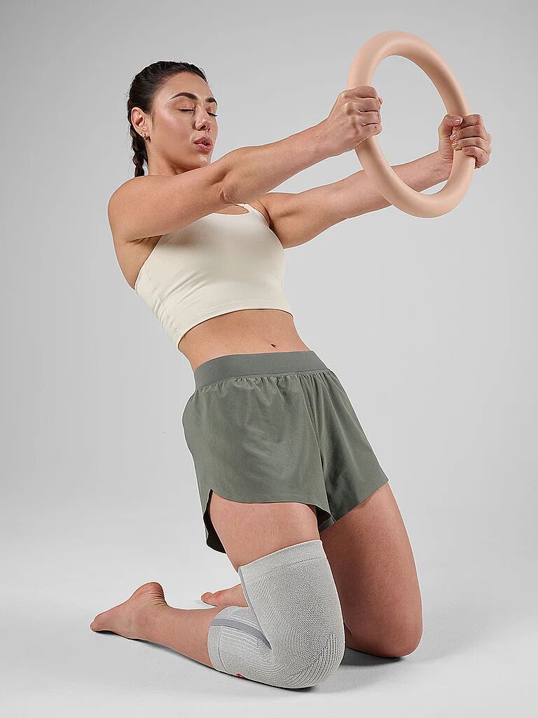 MC DAVID Therapie-Kniebandage aus innovativem Strickmaterial mit Verstärkungen hellgrau   L B