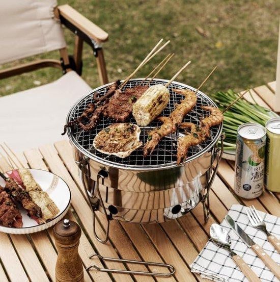 Zilveren draagbare houtskoolbarbecue voor op tafel voor gebruik in de tuin
