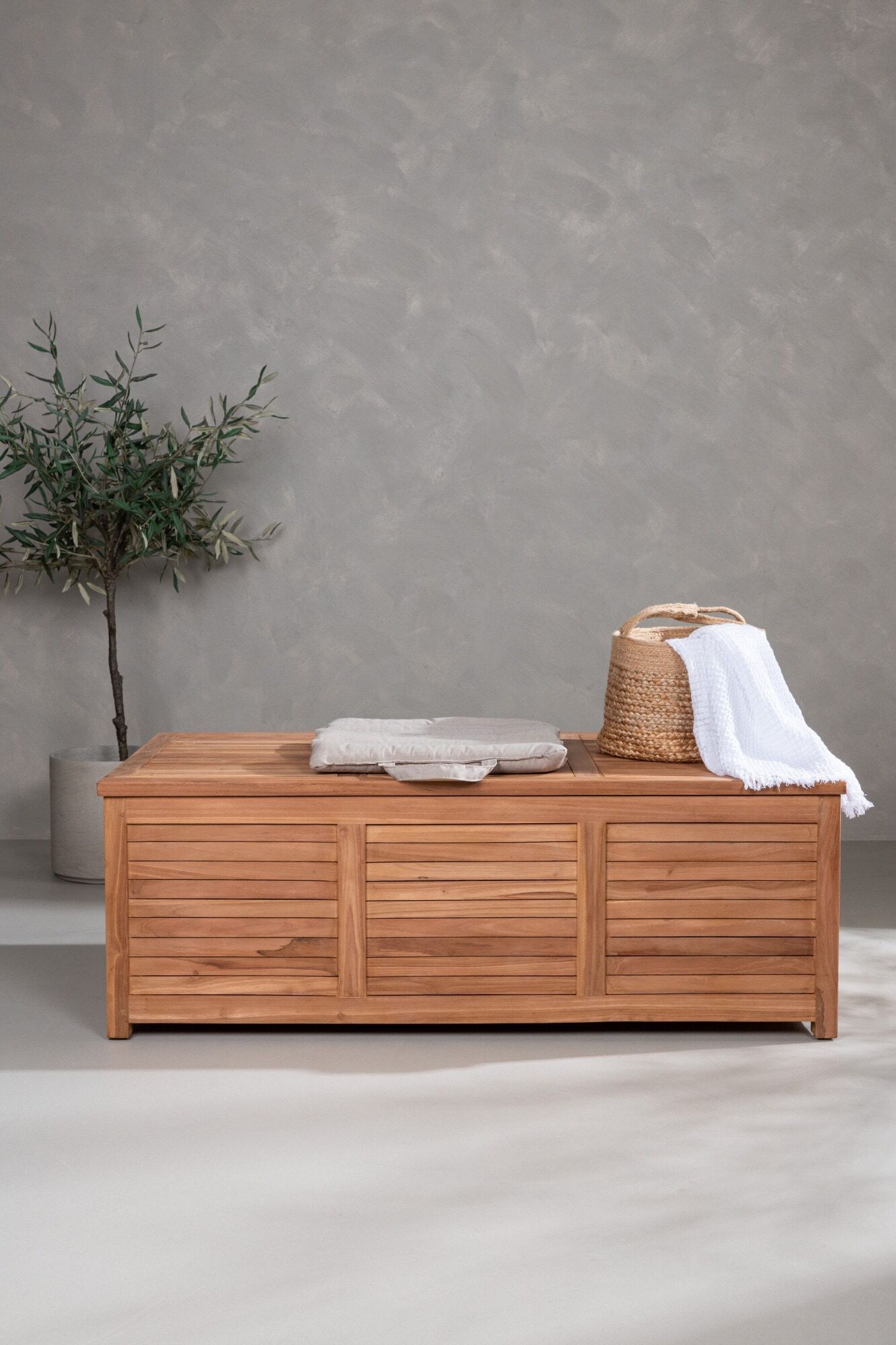 Truhe VENTURE HOME "Trento, Teakholz-Kissenbox, belastbar bis 150 kg", braun (natur), B:130cm H:46cm T:70cm, Massivholz, Truhen, Truhe, Aufbewahrungsbox, Edelholz natur, witterungsbeständig, sitzfähig natur B/H/T: 130cm x 46cm x 70cm