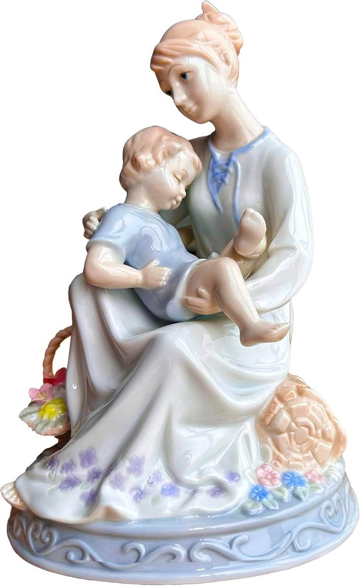 Porseleinen beeldje van een moeder met slapende baby voor decoratie en als cadeau