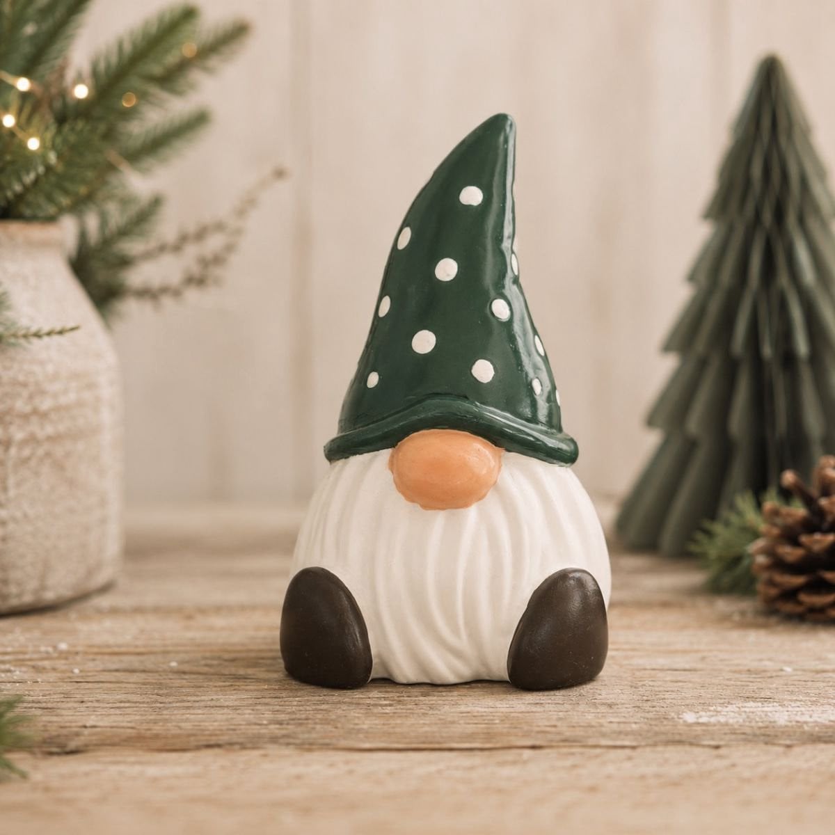 Handgemaakt kerstbeeldje kerstkabouter met groene stippenmuts
