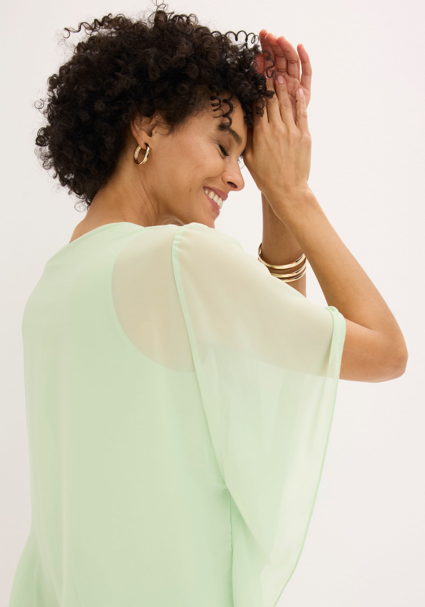 Chiffonbluse BONPRIX "Chiffonbluse mit Untertop", Damen, Gr. 50, grün (softsalbei), Web, Obermaterial: 100% Polyester. Futter: 100% Viskose, oversize, Blusen Chiffonbluse, Oversize-Passform, für festliche Anlässe, mit elastischem Bund softsalbei 50