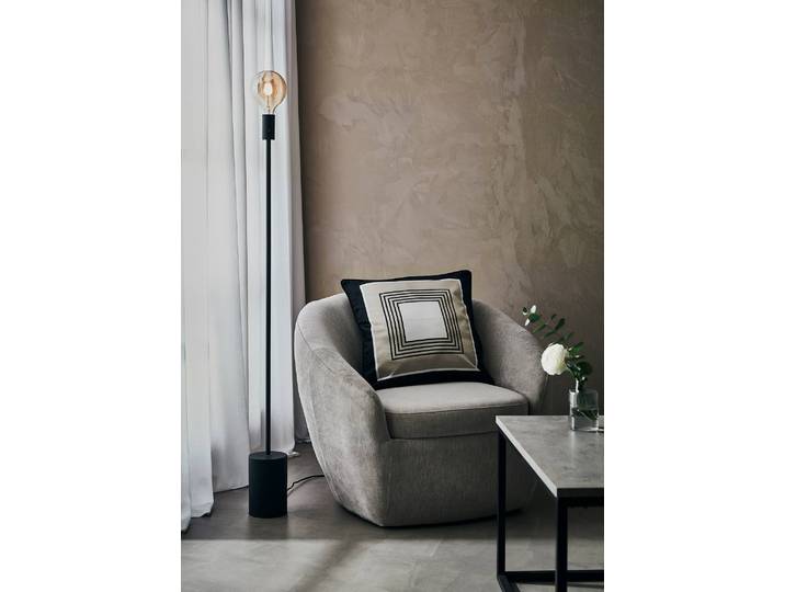 Lampadaire Capital 13 x 135 x 13cm Noir Matériau : Métal Surface en métal : Laqué Type de métal : Fer E27