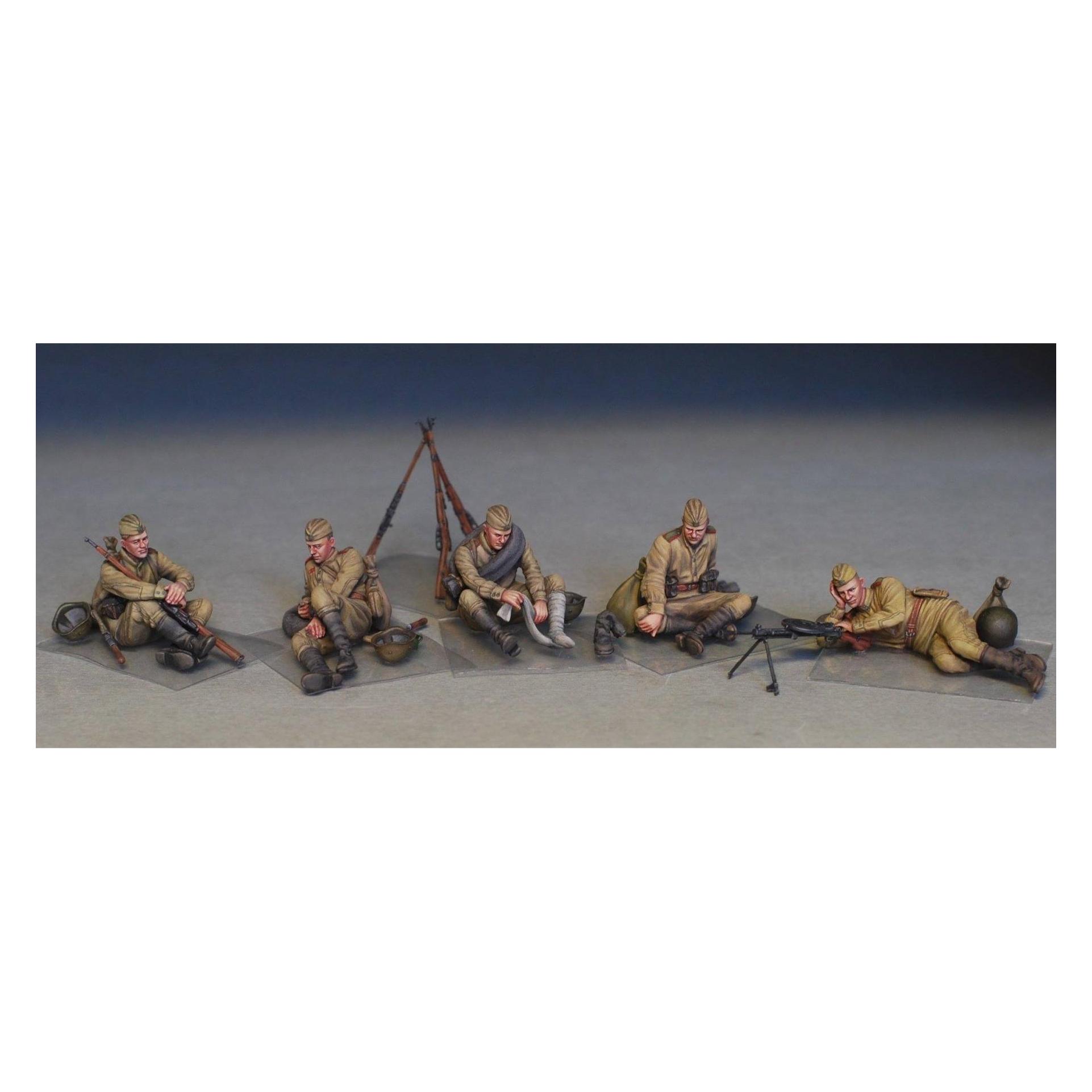 Mini art Soviet Soldiers Taking a Break (35233)