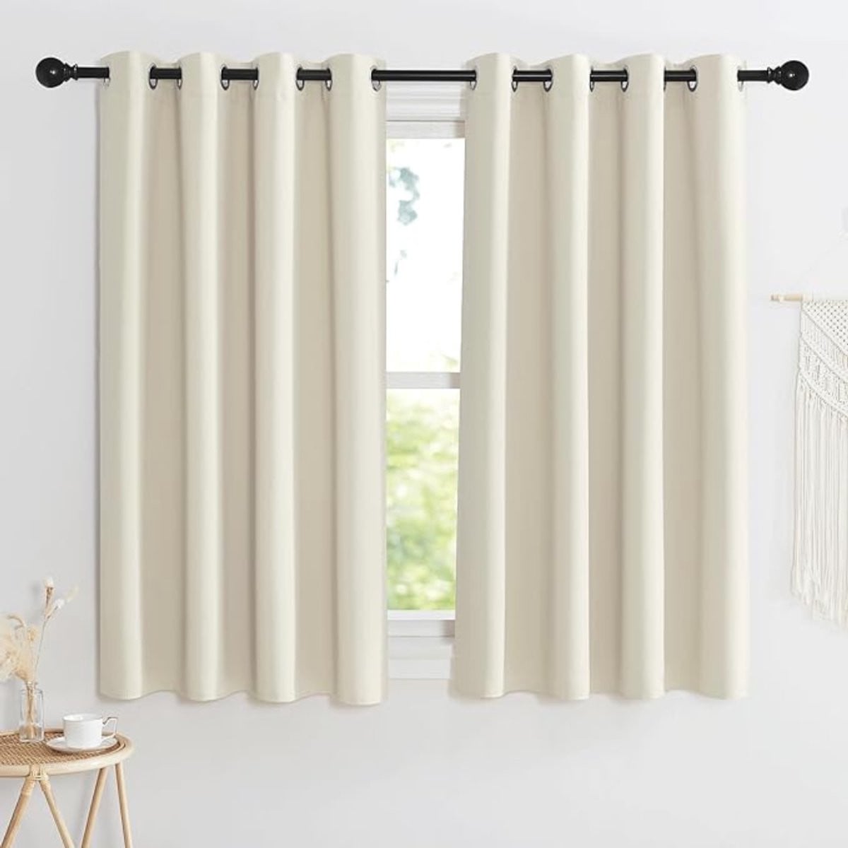 Verduisterende korte gordijnen met lussen en haakjes, 2 panelen, lichtbeige