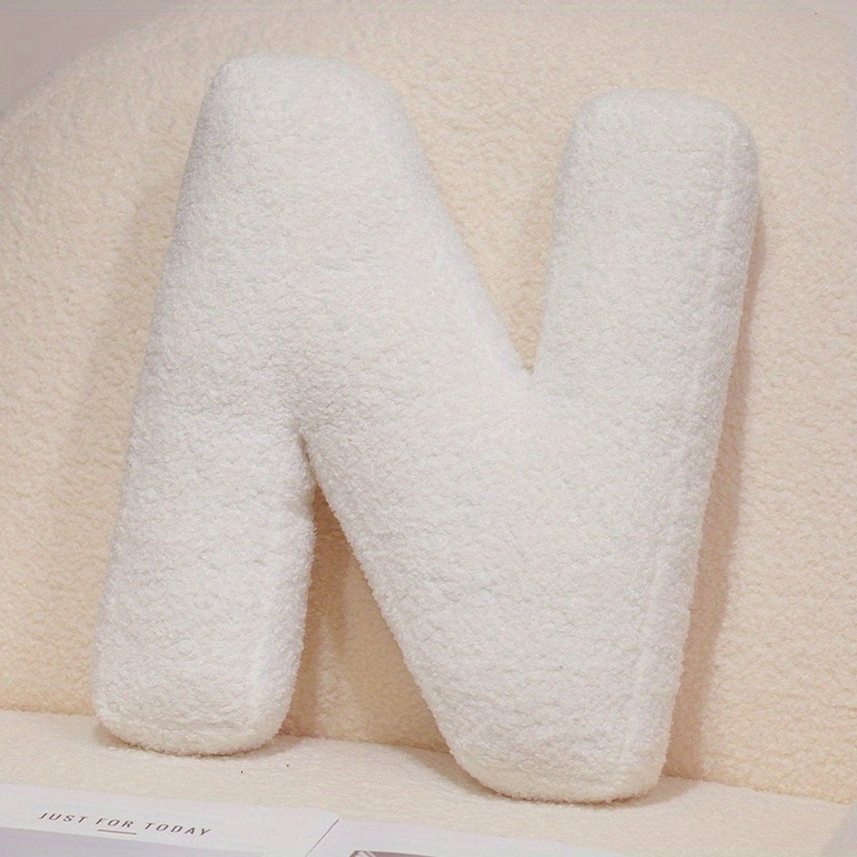 Wit DIY-letterkussen voor creatieve woondecoratie