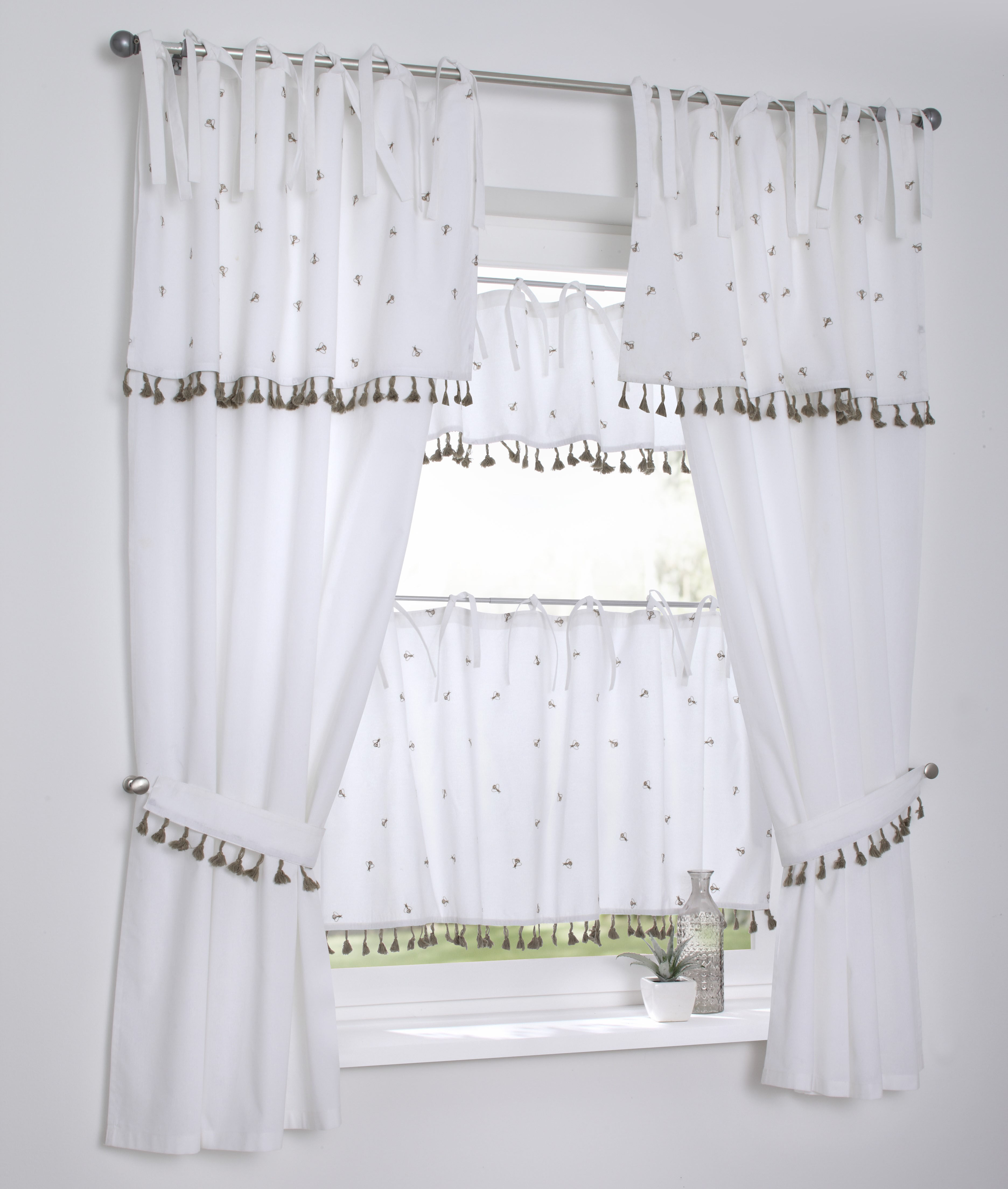 Vorhang KUTTI "Honey" Gr. 1, beige (natur, weiß), B:90cm H:145cm, Baumwolle, Gardinen, Vorhang, Scheibengardine mit Raffhalter, Baumwolle, bestickt, Quasten, Bienen natur, weiß 145cm, Bindebänder, 90cm