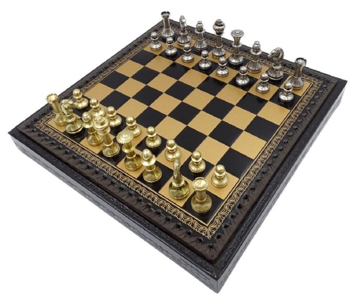 Casa Padrino Luxus Schach Set Schwarz / Gold / Silber 28 x 28 x H. 3,5 cm - Luxus Schachspiel - Leder ähnliches Schachbrett mit Messing Schachfiguren - Luxus Deko Accessoires