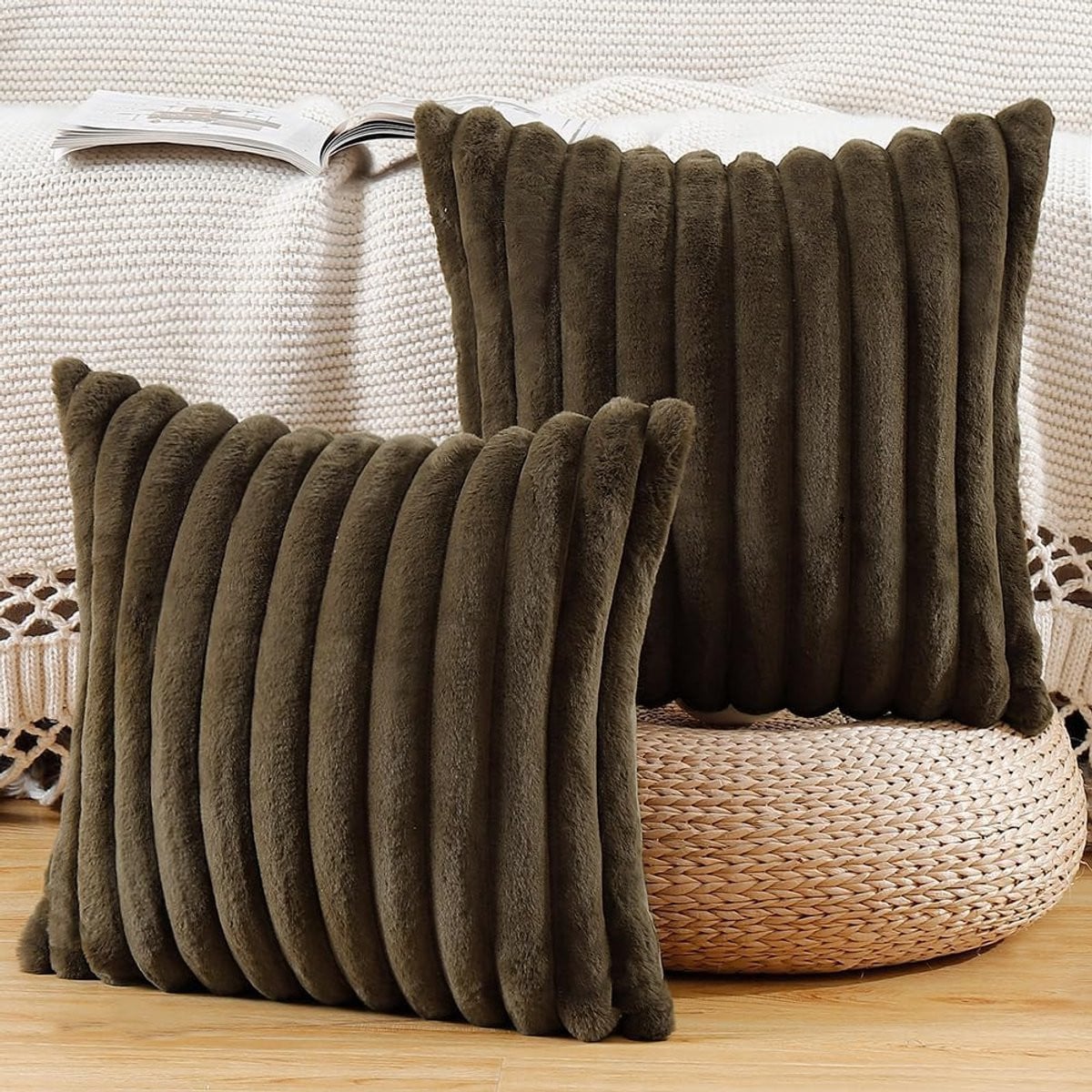 SnelShoppen Set van 2 Donkerbruine Fluffy Soft Decoratieve Kussenslopen van Faux Wool Plush, 60 x 60 cm