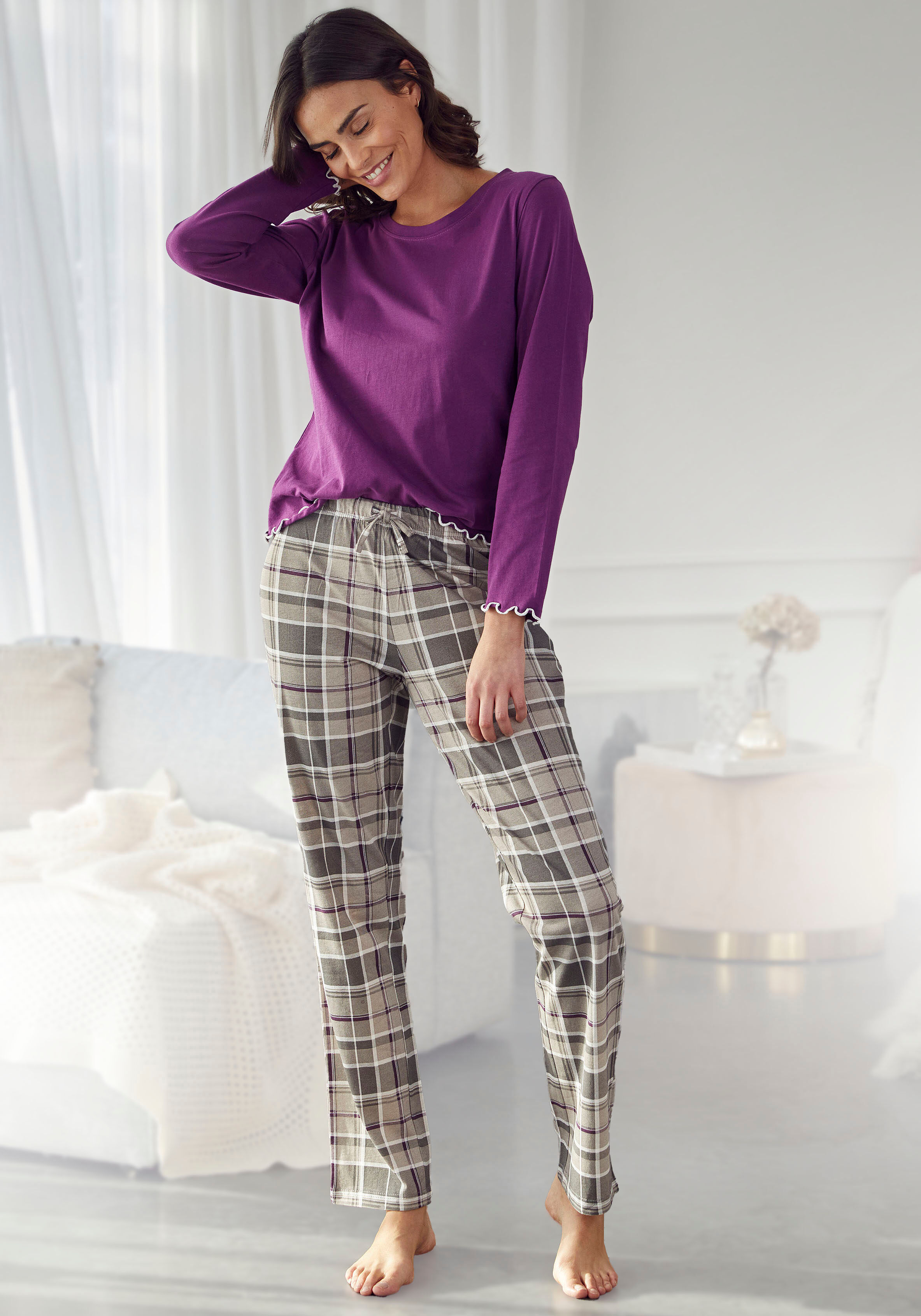 Pyjama LASCANA, Damen, Gr. 32, lila (beere), Single Jersey, Obermaterial: 100% Baumwolle, kariert, figurumspielend lang, Rundhals, eingesetzt Babylock, Homewear-Sets Pyjama, mit Flanellhose im Karomuster beere 32