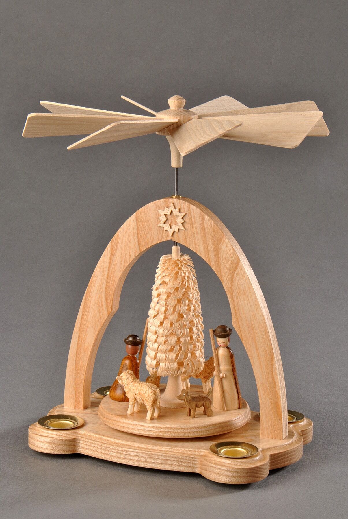 Weihnachtspyramide ALBIN PREISSLER "Schäfer mit Schafen und gedrechseltem Ringelbäumchen", beige (natur), B:17cm H:20cm T:13cm, Massivholz, Weihnachtspyramiden, Weihnachtspyramide, Handwerkskunst aus dem Erzgebirge natur 20cm