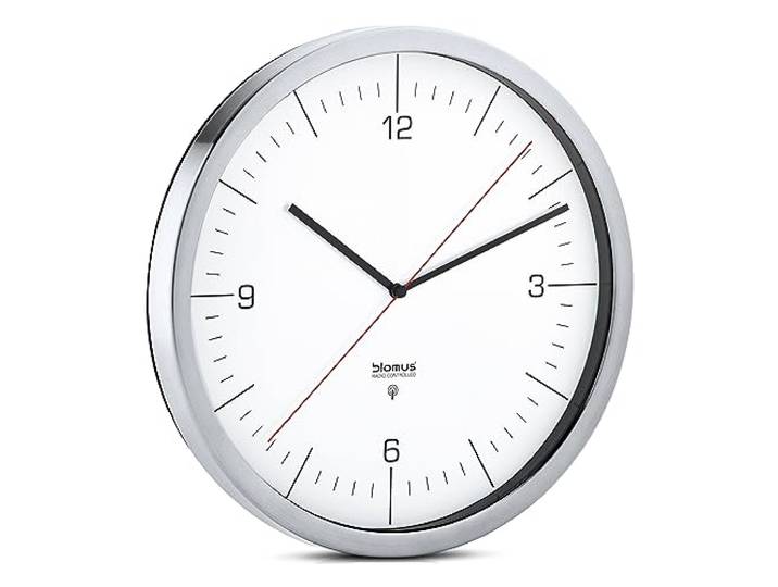 blomus -CRONO- Funkuhr M mit mattiertem Edelstahlrand, zeitloses Weiß, Wanduhr, automatische Zeiteinstellung, hohe Genauigkeit, exklusives Wohnaccessoire (H / B / T: 30,5 x 30,5 x 4 cm, Weiß, 65436)