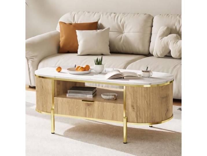 JustSmart Moderner ovaler Couchtisch 48 Zoll aus Holz - Kunstmarmor-Tischplatte - geriffeltes Fluted-Design - Schublade & 2 Ablagen - Gebogene Goldfarbene Metallbeine, Farbe: Eiche