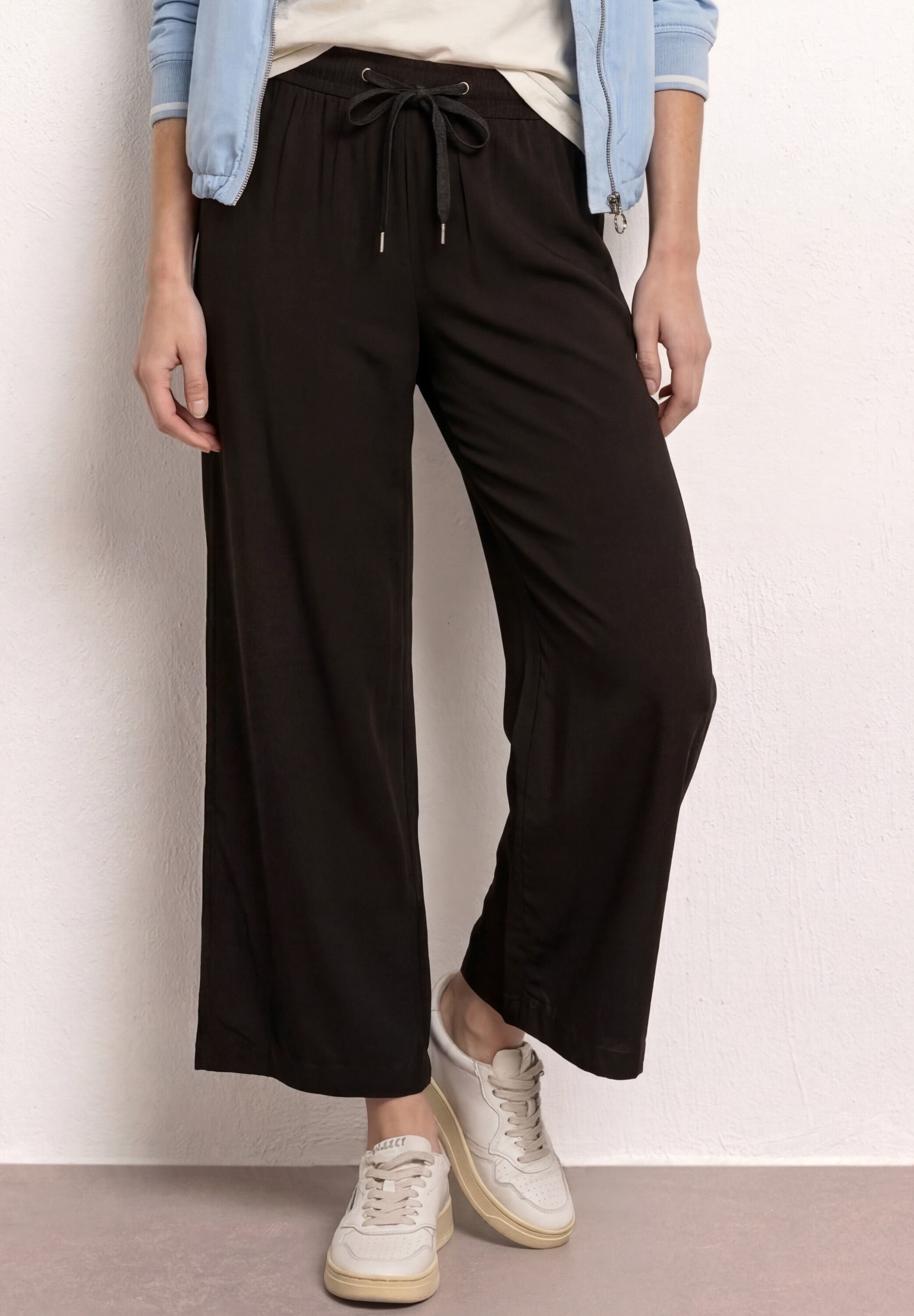 Stoffhose STREET ONE "Style Emee", Damen, Gr. 34, Länge 26, schwarz (länge 26), Web, Obermaterial: 100% Viskose, unifarben, lässig geschnitten 3/4-Länge, Hosen Stoffhose, 3/4-Sommerhose mit elastischem Bund und Tunnelzug schwarz (länge 26) 34, Länge 26