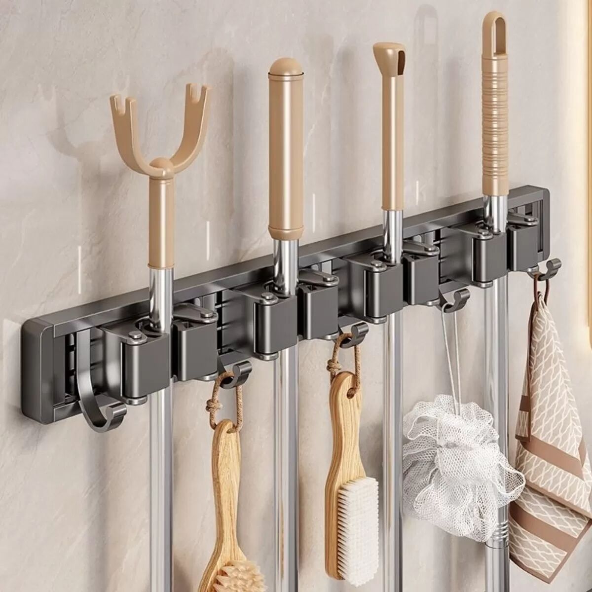 INF Wandmontierter Mop- und Besenhalter 40cm - Space Aluminum, 3 Klemmen 4 Haken, rutschfester Silikongriff, verstellbar