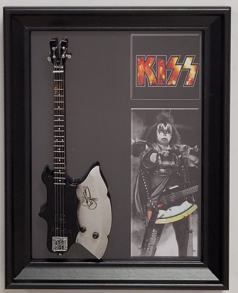 Kiss Miniatuur Gitaar met lijst wanddecoratie 20 x 15 cm