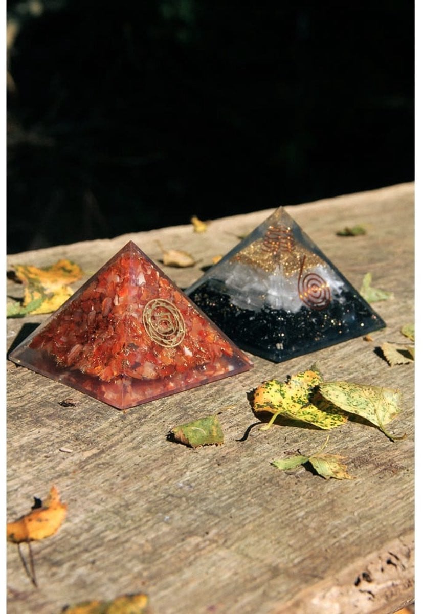 Orgoniet Piramide met Carneool voor op tafel