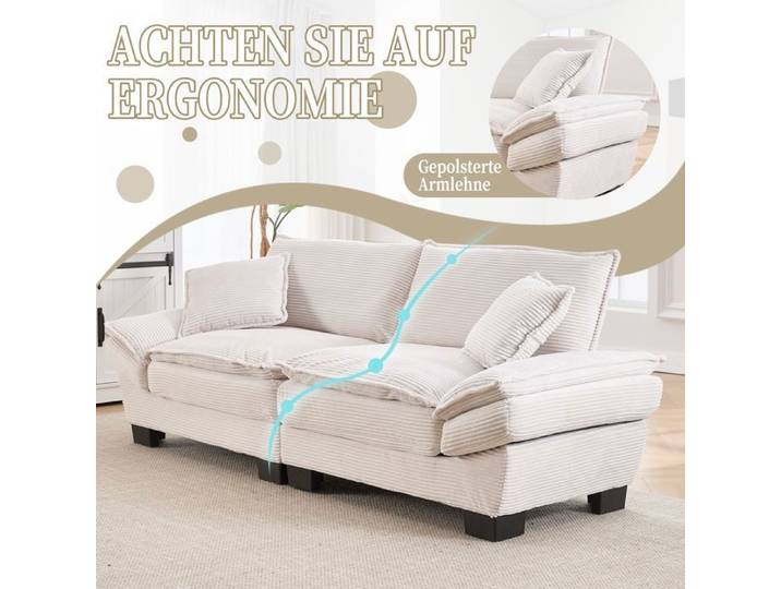 Un canapé-lit double moderne et simple avec une couette qui suffit d'un oreiller est douillet mais spacieux et spacieux dans le s