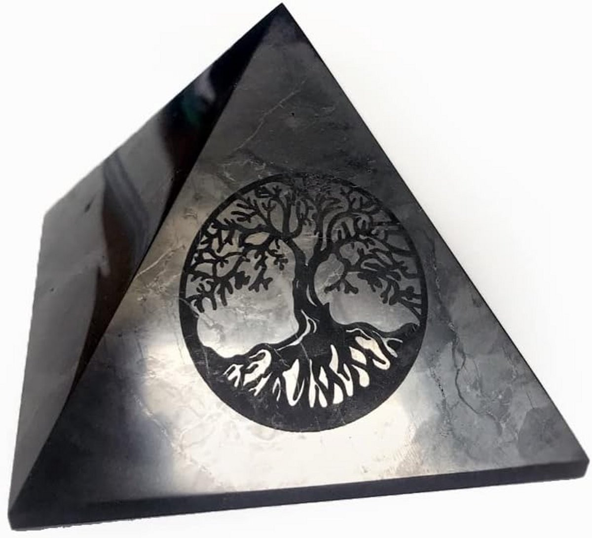 Gepolijste Shungiet Piramide met Levensboom Gravure - 5 cm