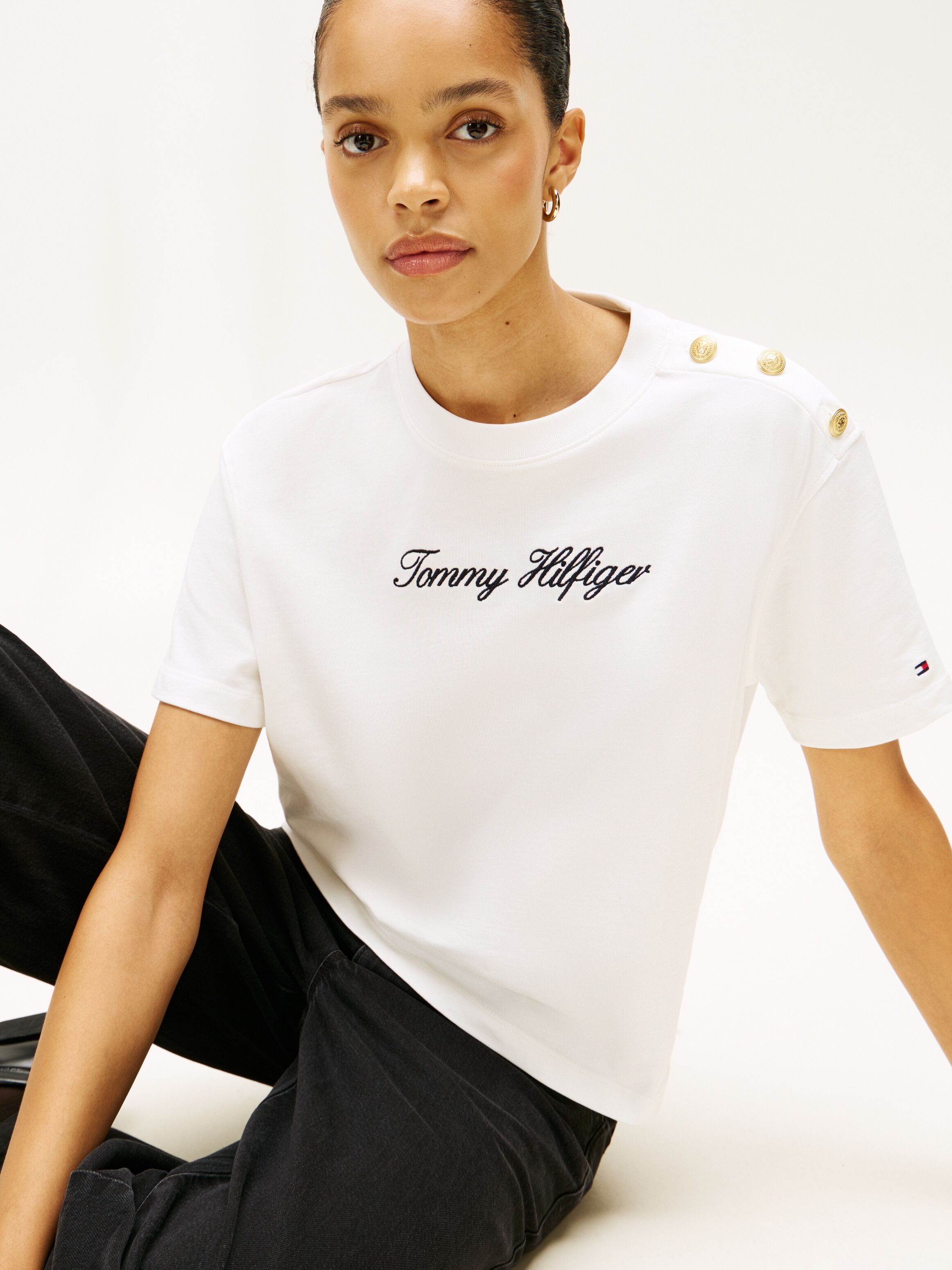 Kurzarmshirt TOMMY HILFIGER "GOLD BTN SCRIPT MDRN SS TEE", Damen, Gr. XXXL(46), weiss (ecru), Single Jersey, Obermaterial: 100% Baumwolle, bedruckt, regular fit, Rundhals, Shirts Kurzarmshirt, mit goldfarbenen Knöpfen ecru XXXL(46)