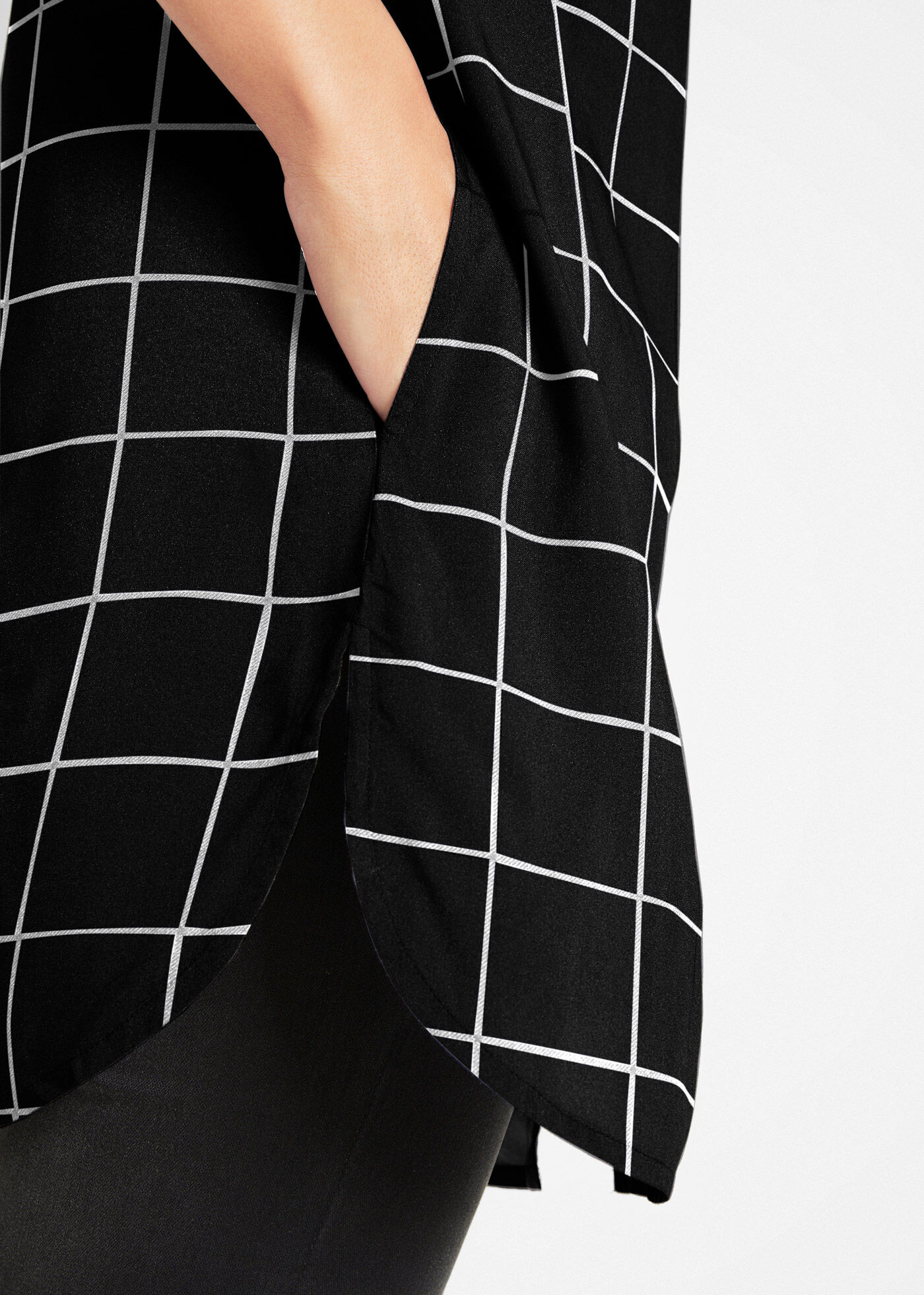 Longbluse BONPRIX "Karierte Longbluse mit Taschen", Damen, Gr. 46, schwarz (schwarz, wollweiß kariert), Obermaterial: 100% Viskose, figurumspielend, Blusen Longbluse, figurumspielende Passform, mit Karomuster, aus Viskose