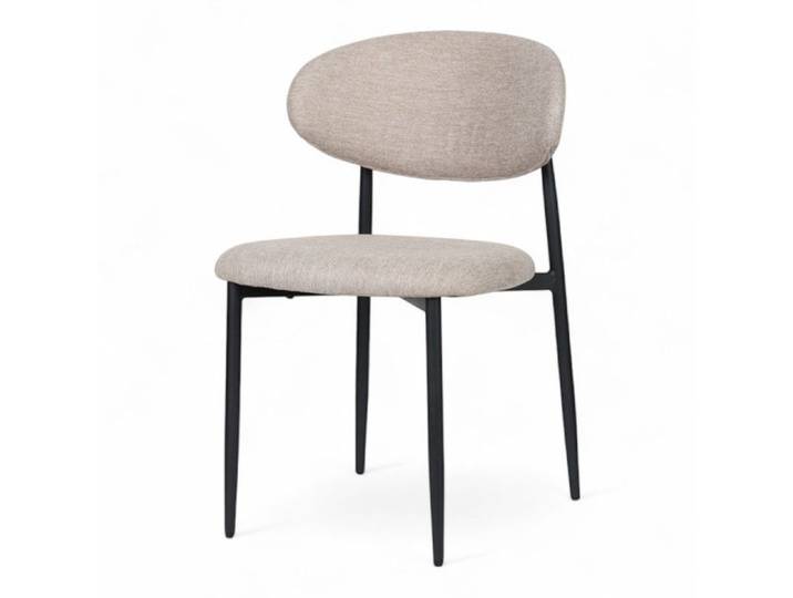Chaise design avec pieds en métal noir et assise rembourrée en tissu brun café