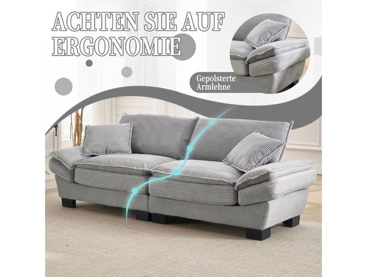 Un canapé-lit double moderne et simple avec une couette qui suffit à un oreiller c'est douillet mais spacieux et spacieux dans le