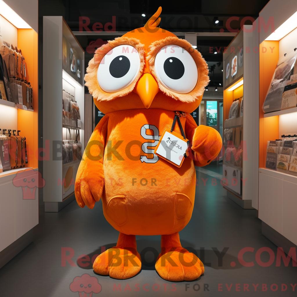 Maskottchen REDBROKOLY einer orangefarbenen Eule mit Spielanzug und Messenger-Tasche