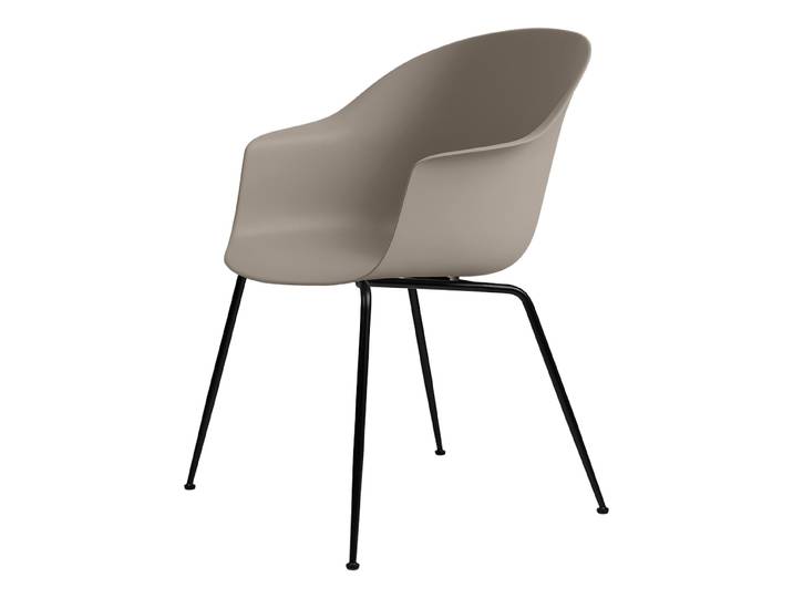 GUBI chaise avec accoudoirs BAT DINING CHAIR avec la base noir (New beige - polypropylène et acier)