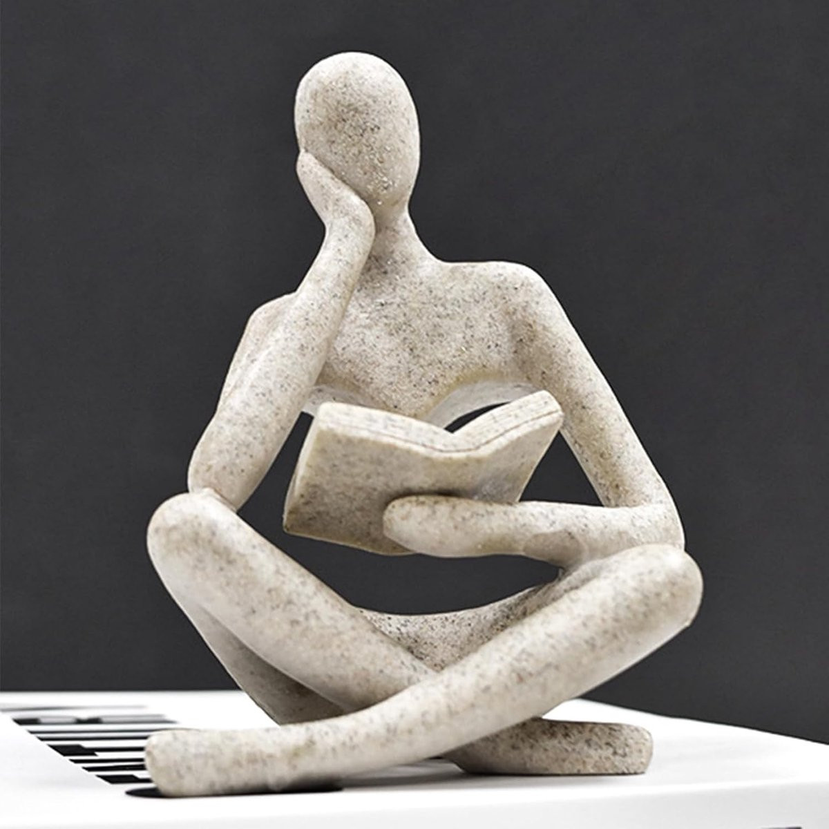 Abstract beeld van een lezende vrouw voor op tafel, goud, Hoogte: 11,5 cm