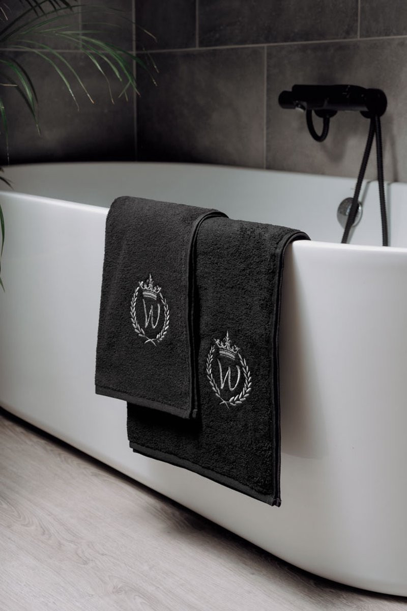 Gepersonaliseerde handdoek met geborduurd monogram letter W zwart 70 x 140 cm