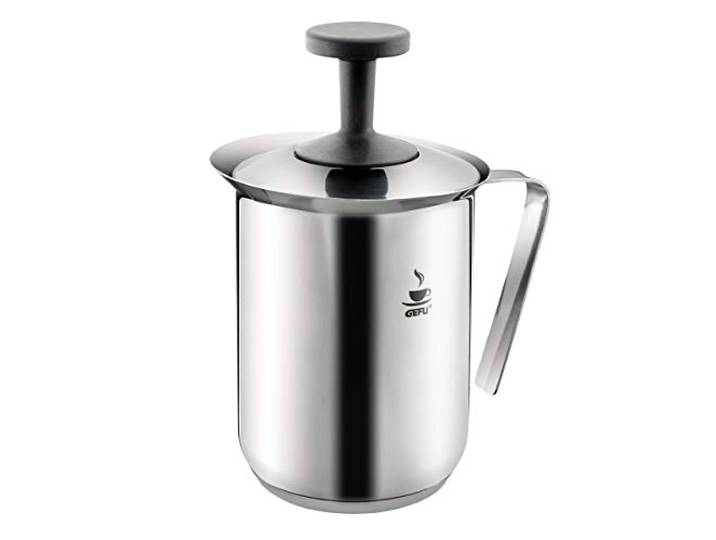 GEFU Milchaufschäumer Riccardo - Manueller Milchschäumer aus Edelstahl 300 ml Fassungsvermögen, doppelter Siebeinsatz für cremigen Schaum, induktionsgeeignet und spülmaschinenfest