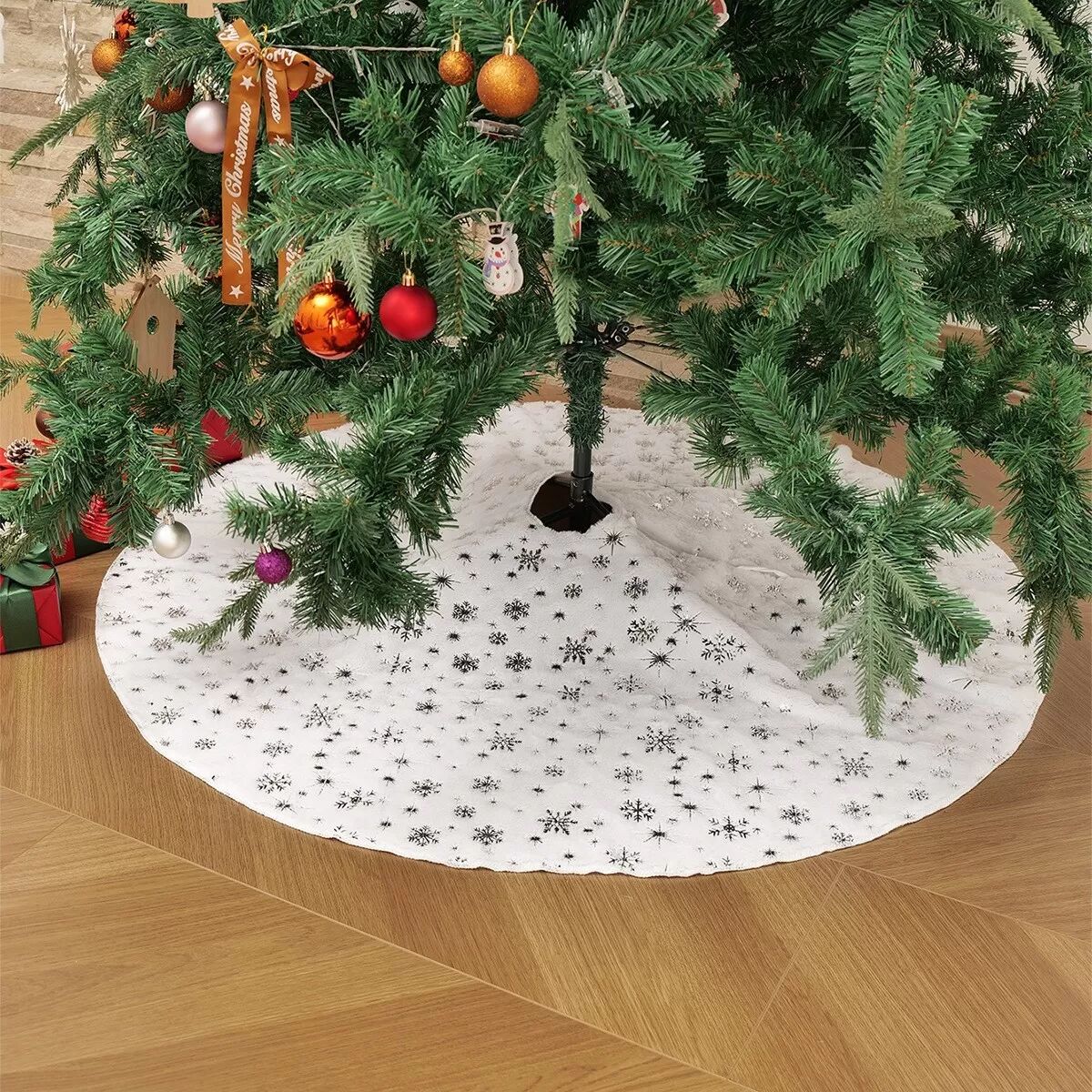 INF Weiße Weihnachtsbaumdecke mit silberner Schneeflocken-Dekoration - 122cm