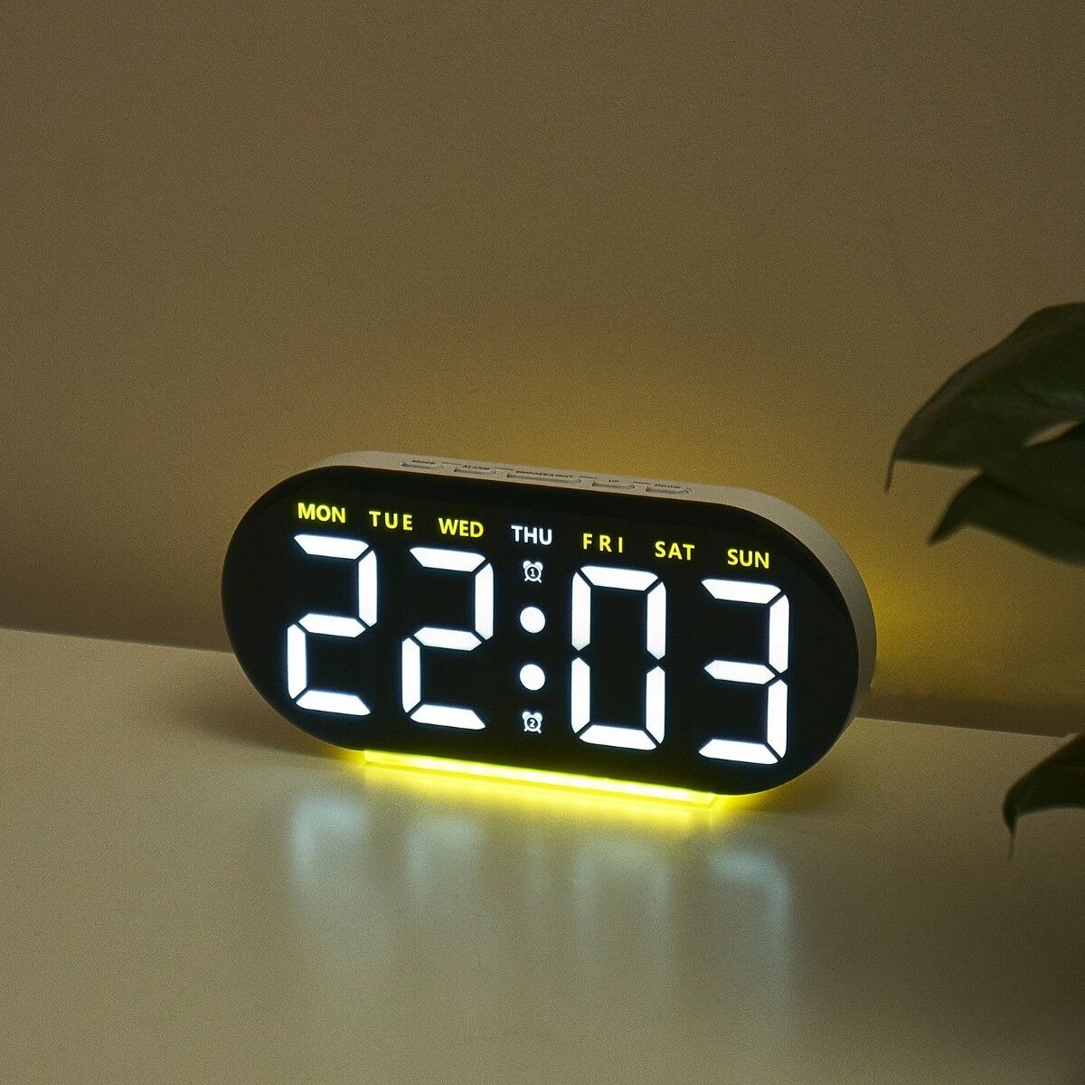 INF Große LED-Digitaluhr mit Kalender, 24-Stunden-Anzeige, Nachtleuchten und Umgebungsbeleuchtung Gelb