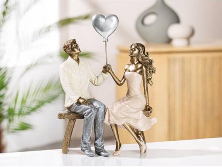 GILDE Deko Figur Paar Herz Ballon - Liebespaar auf Bank mit Herzballon Geschenk Dekoration Hochzeit - Farben: Weiß Bronze Grau - Höhe 24,5 cm