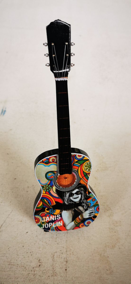Janis Joplin Miniatuur Akoestische Gitaar - Houten Decoratie met Standaard - Hoogte: 25 cm