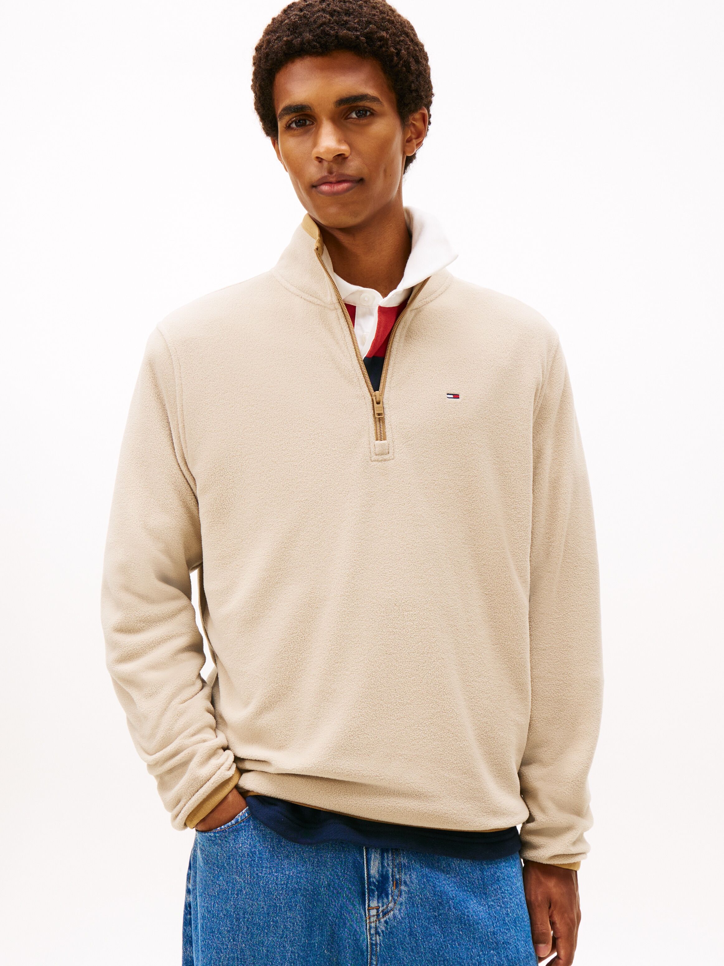 Fleecepullover TOMMY JEANS "TJM FLAG POLAR FLEECE", Herren, Gr. L, beige (gulf sand), Fleece, Obermaterial: 100% Polyester, regular fit, Bündchen, Sweatshirts Fleecepullover, normale Passform, Troyer gulf sand L